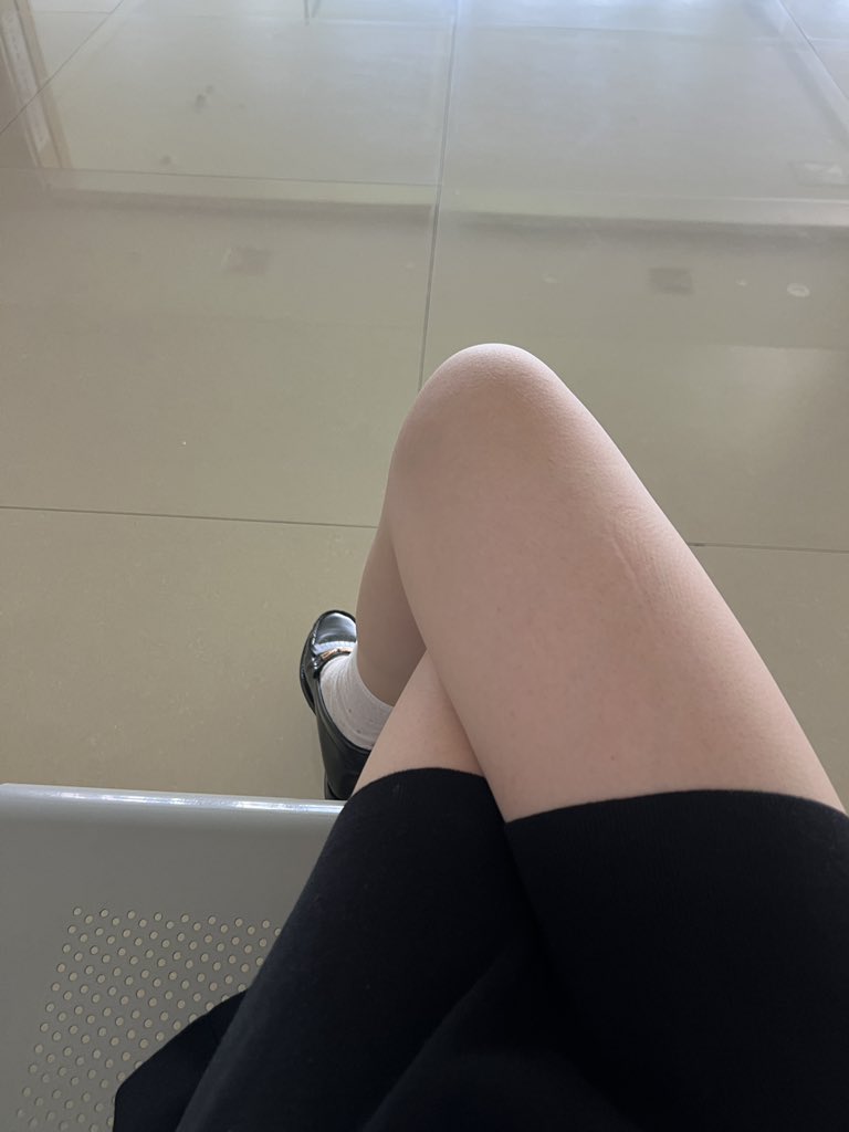 ToTrytobeKind's tweet photo. 我的大腿变粗好多 全身都脂肪堆积了 https://t.co/SdAlItP1Pn
