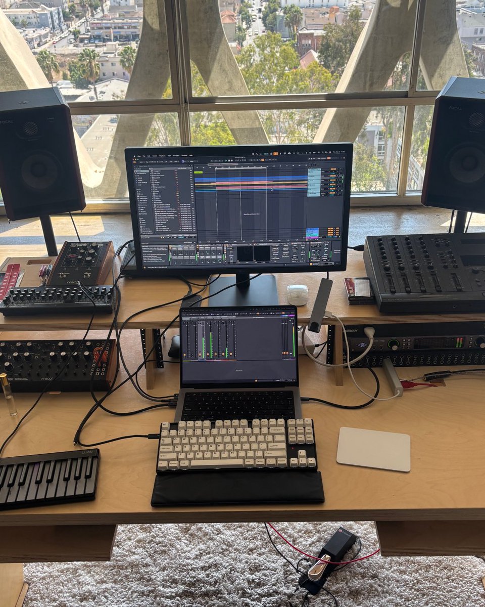 Ableton's tweet photo. New on the blog: Machinedrum reflects on his highly personalized production workflow and his new instrumental mini-LP BL00MS. Plus download a full Live Set of a track exclusively made for this interview. https://t.co/LU9FGMues3 https://t.co/cPRSrWN8ds