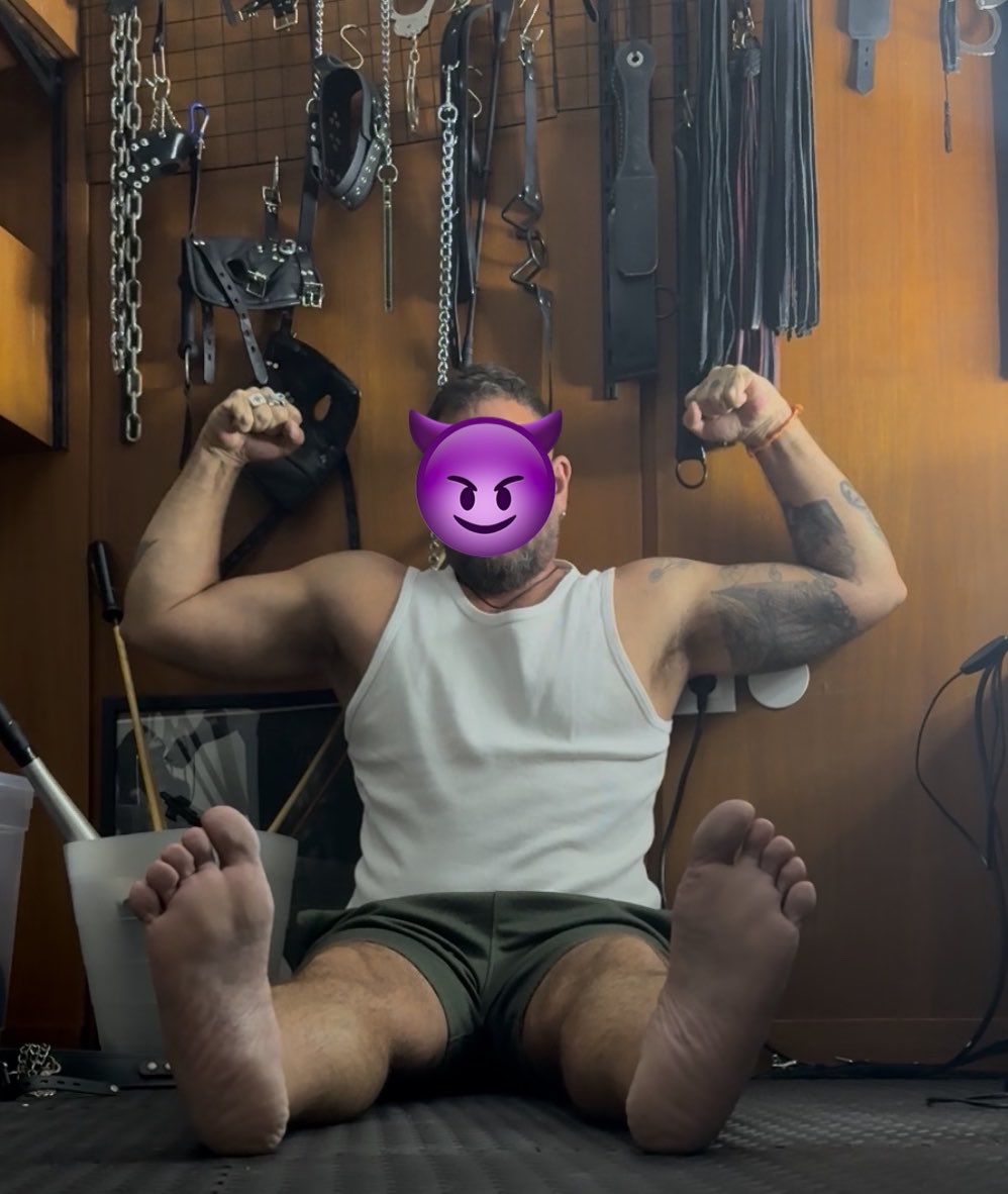 kingmaster_d's tweet photo. Sniff &amp; lick https://t.co/fyHw80xj7l