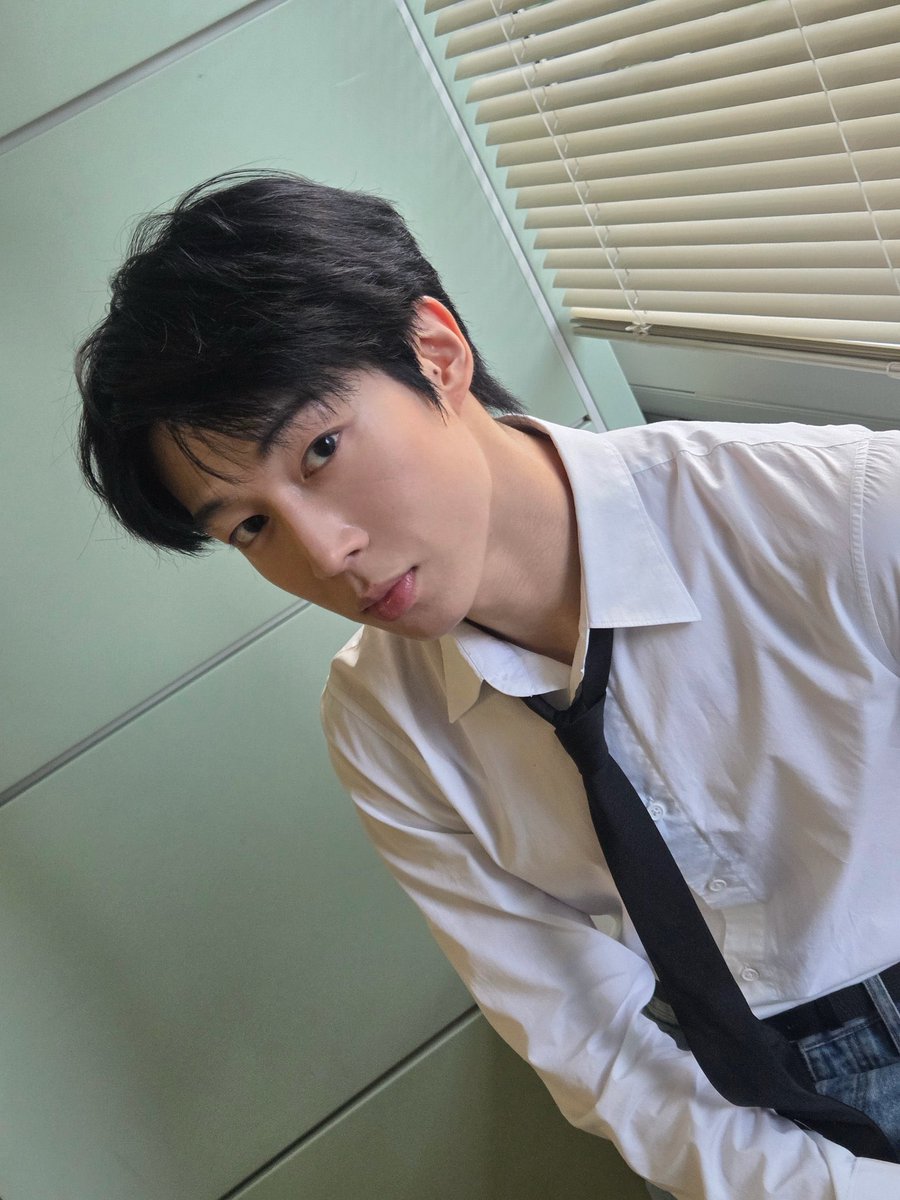 2_dwww's tweet photo. 이사진 약간 포토북 그때 느낌난다 https://t.co/DYfeJyarbq