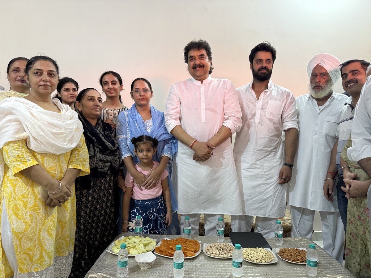 bbhavyabishnoi's tweet photo. 2/3 आज पिताजी के साथ आदमपुर मंडी में आयोजित विभिन्न जलपान कार्यक्रमों में शिरकत की।

इस दौरान मंडीवासियों से आत्मीय मुलाक़ात हुई और उनके साथ क्षेत्र में चल रहे विकास कार्यों, जनहित से जुड़े विभिन्न विषयों तथा स्थानीय आवश्यकताओं पर विस्तृत चर्चा की।

साथ ही अपनों के सुख-दुख में शामिल हुआ। अपनों द्वारा मिले स्नेह, अपनत्व और आशीर्वाद के लिए हृदय से आभार।

#Adampur