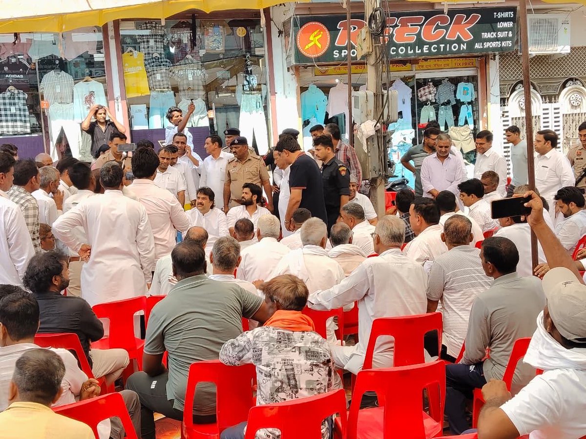 bbhavyabishnoi's tweet photo. 2/3 आज पिताजी के साथ आदमपुर मंडी में आयोजित विभिन्न जलपान कार्यक्रमों में शिरकत की।

इस दौरान मंडीवासियों से आत्मीय मुलाक़ात हुई और उनके साथ क्षेत्र में चल रहे विकास कार्यों, जनहित से जुड़े विभिन्न विषयों तथा स्थानीय आवश्यकताओं पर विस्तृत चर्चा की।

साथ ही अपनों के सुख-दुख में शामिल हुआ। अपनों द्वारा मिले स्नेह, अपनत्व और आशीर्वाद के लिए हृदय से आभार।

#Adampur