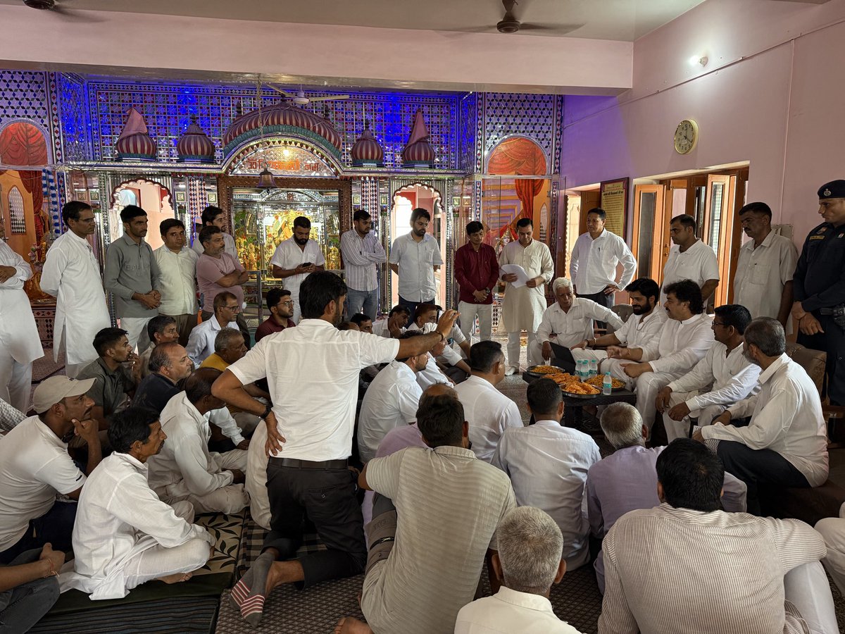 bbhavyabishnoi's tweet photo. 2/3 आज पिताजी के साथ आदमपुर मंडी में आयोजित विभिन्न जलपान कार्यक्रमों में शिरकत की।

इस दौरान मंडीवासियों से आत्मीय मुलाक़ात हुई और उनके साथ क्षेत्र में चल रहे विकास कार्यों, जनहित से जुड़े विभिन्न विषयों तथा स्थानीय आवश्यकताओं पर विस्तृत चर्चा की।

साथ ही अपनों के सुख-दुख में शामिल हुआ। अपनों द्वारा मिले स्नेह, अपनत्व और आशीर्वाद के लिए हृदय से आभार।

#Adampur