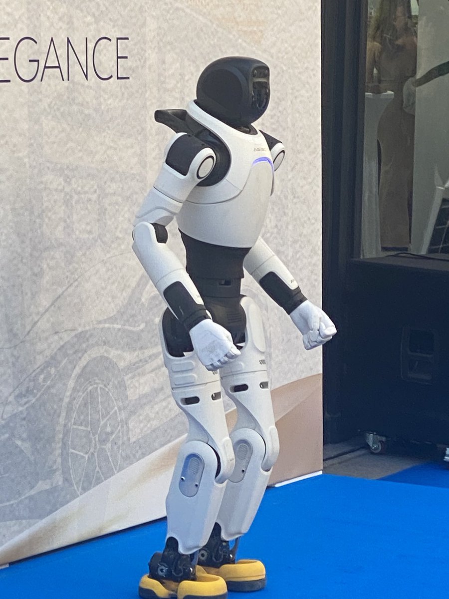 ClaudeJeanSire's tweet photo. Quand les robots chinois débarquent à Paris, c’est mon tome 22 qui s’approche du réel 

https://t.co/LlC6k8XHkF https://t.co/t6XD0ewJLK