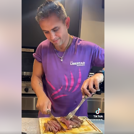 BederGera's tweet photo. Hola Martin Menem, te militamos y te votamos para que estés del lado de los trabajadores que viven asfixiados por los impuestos y lo único que haces es encerrarte en el despacho con LL durante horas y mostrar como te haces un asado en tu casa. Traidor, inútil, inoperante. https://t.co/5x6WfXPGoI