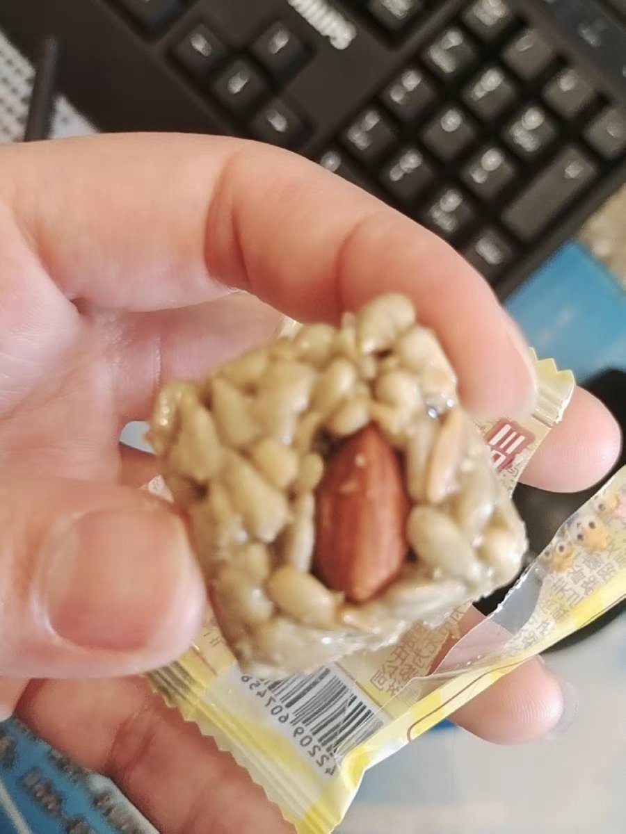 zaubermaus28's tweet photo. My office snack stash just got way better  Sharing these crispy matcha rice crackers with everyone today—game changer for midday slumps! https://t.co/38wSFot9Fa