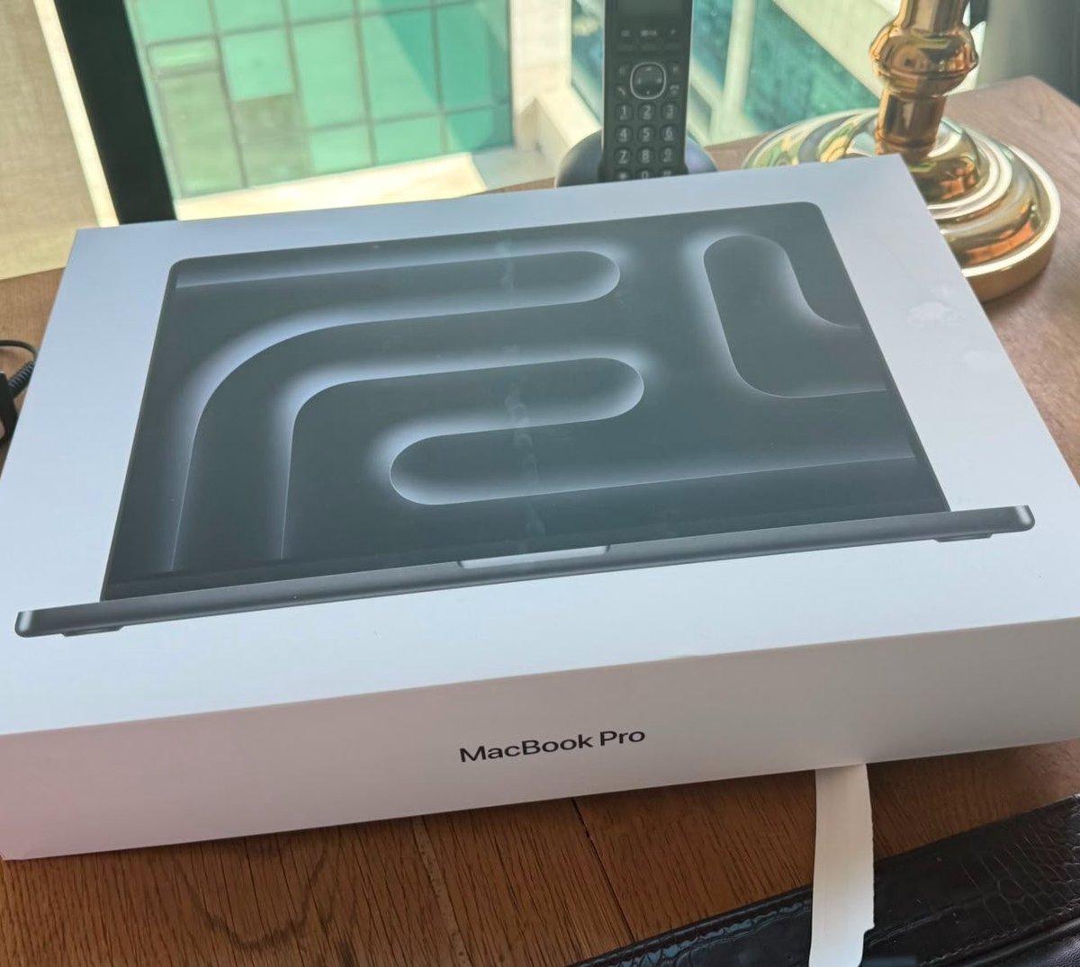 haskologlu's tweet photo. Başka bir vatandaş yine aynı siteden Macbook pro almış ve kendisine uzay grisi MERMER yollamışlar. 

Site mağduriyeti gidermiş. Ancak buna benzer sayısız olay yaşanıyor. 

Bana gelen ihbarlara göre dolandırıcılık sistemi şöyle çalışıyor: 

• İlk sipariş verenler kutuyu açıp, Macbook’u alıyor sonra içerisinde gramaj farkı çıkmasın diye benzer gramda mermer koyuyor. Orjinal şekilde paketliyorlar. 

• Sonra iade ediyorlar. İadeyi alan şirket kontrol edince sorun görmüyor ve sipariş eden başka vatandaşa Macbook görünümlü mermer gönderiyor. Gerçekten inanılmaz. 

@ticaret
