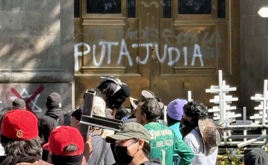 eltemagv's tweet photo. ¿Se acuerdan qué dijo la derecha cuando su gente pintó esto en la marcha de la supuesta 'Generación Z"?

Exacto, no dijeron absolutamente nada.

No les preocupa la discriminación, solo les interesa colgarse de cualquier causa.

Son unos miserables. https://t.co/2Hw8b5nq5q