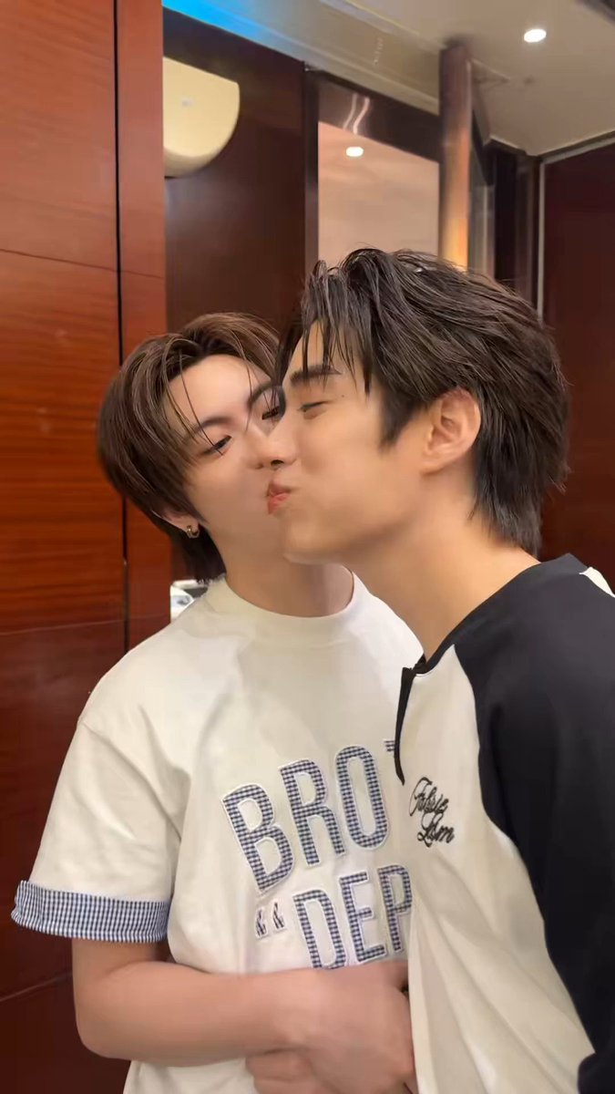 Roadtobeam's tweet photo. จุ้บสร้อย                                  จุ้บเจ้าของสร้อย https://t.co/AsbVC9baKa