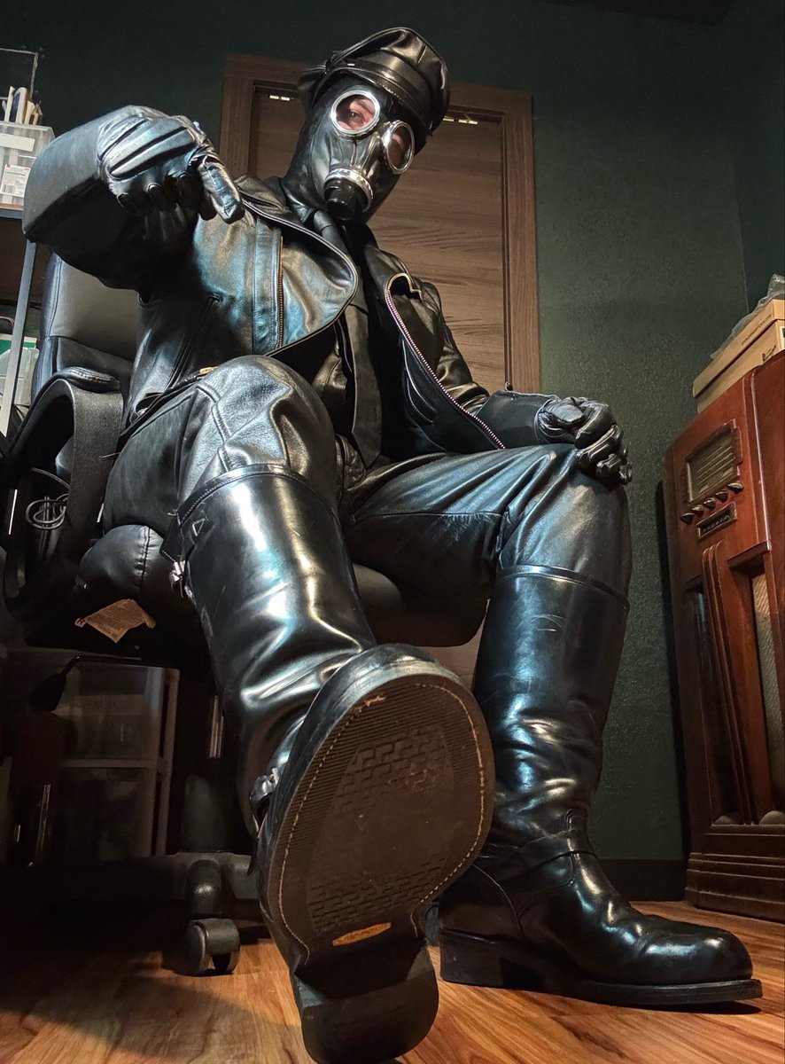 TheBootBear's tweet photo. Full leather Boss. https://t.co/U8TNkEpoxP