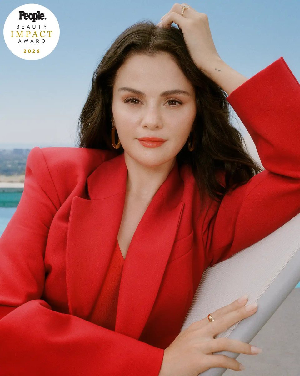tracklist's tweet photo. Selena Gomez belíssima para a People. ❤️

A artista foi reconhecida com o “Beauty Impact Award”, que homenageia seu trabalho em defesa da saúde mental por meio do Rare Impact Fund. https://t.co/MvXYR3DrxU