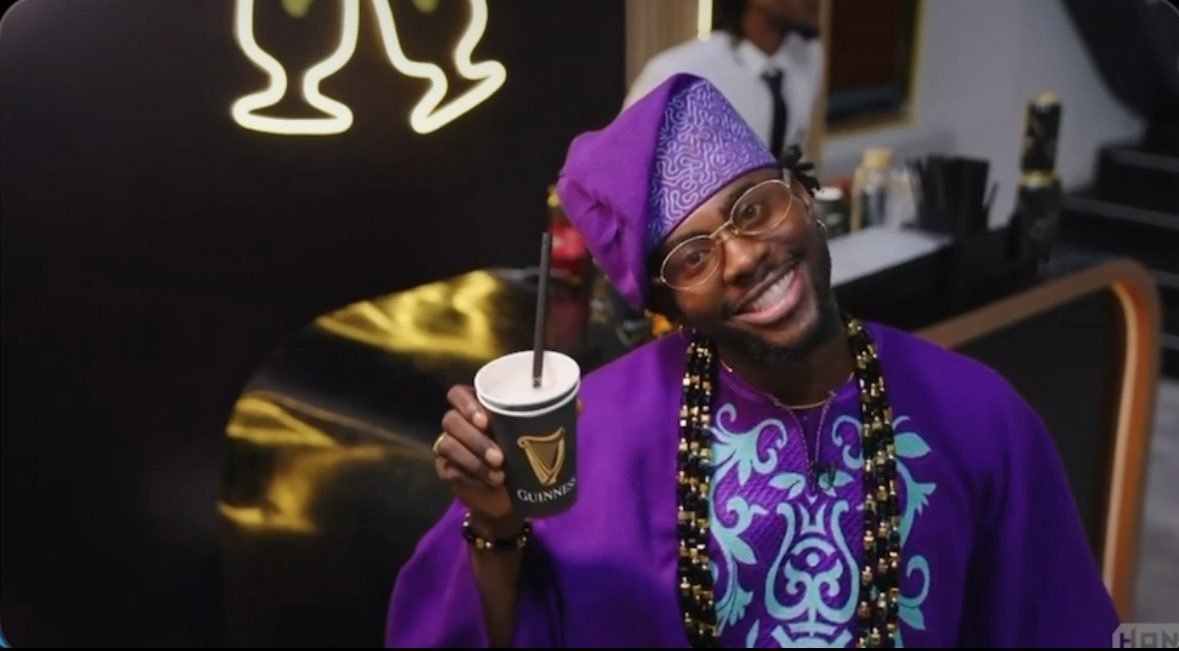 FAsochukwu605's tweet photo. The Guiness Ambassador koyin, awww, this is beautiful, thank you Guiness for the cake 🥰🖤💜 https://t.co/gN05dlG2Ub