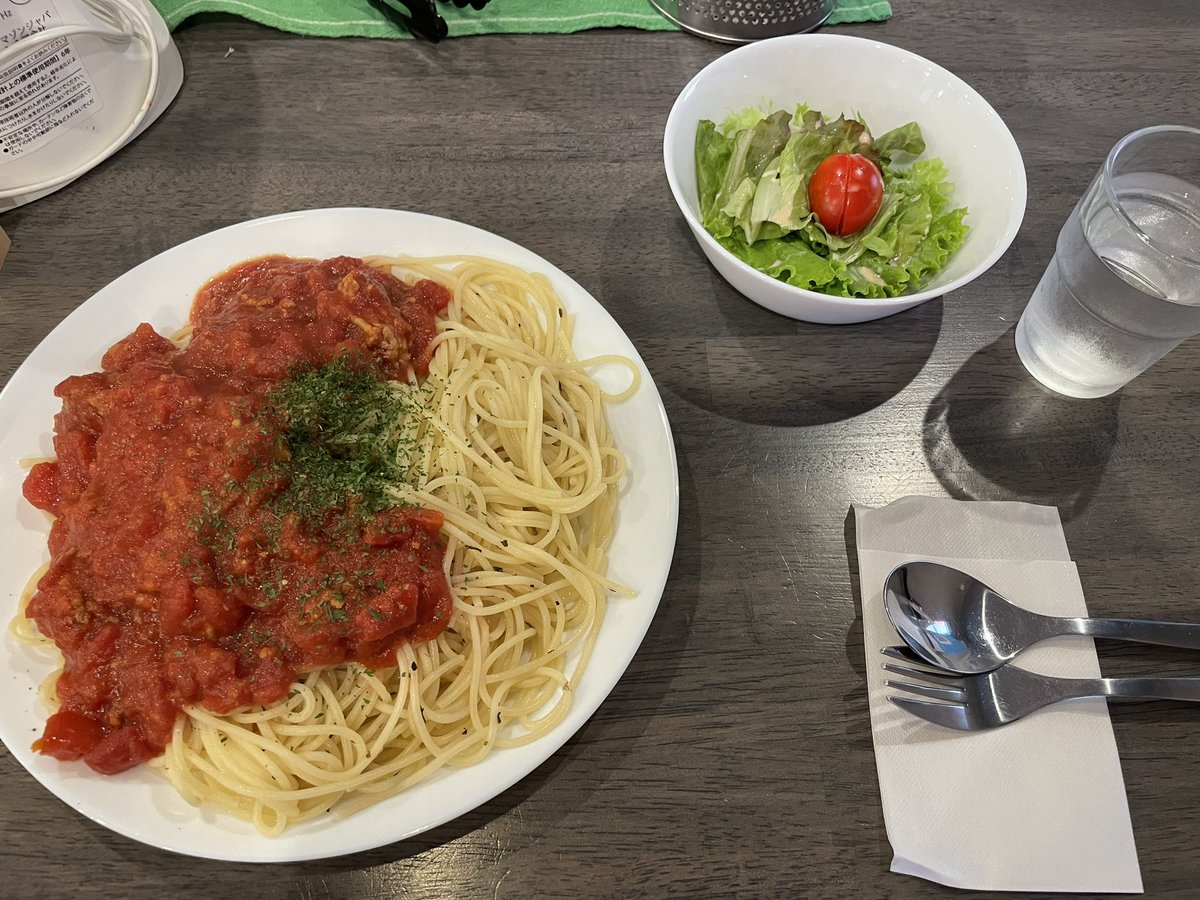 re_dolphin's tweet photo. Debe_Supa
ゴロゴロミートソース+セット+大盛

本八幡のお店！
平日昼営業のみのお店なのでなかなか機会がなく…ようやくの往訪！
ゴロゴロミートソースはダテじゃなく、ミートたっぷり🍝
ピリ辛なので、辛いの苦手な人は注意⚠️
セットにするとサラダ・スープ・コーヒーまで付いてくるのでお得すぎる😋 https://t.co/9iwhS8Kjm0