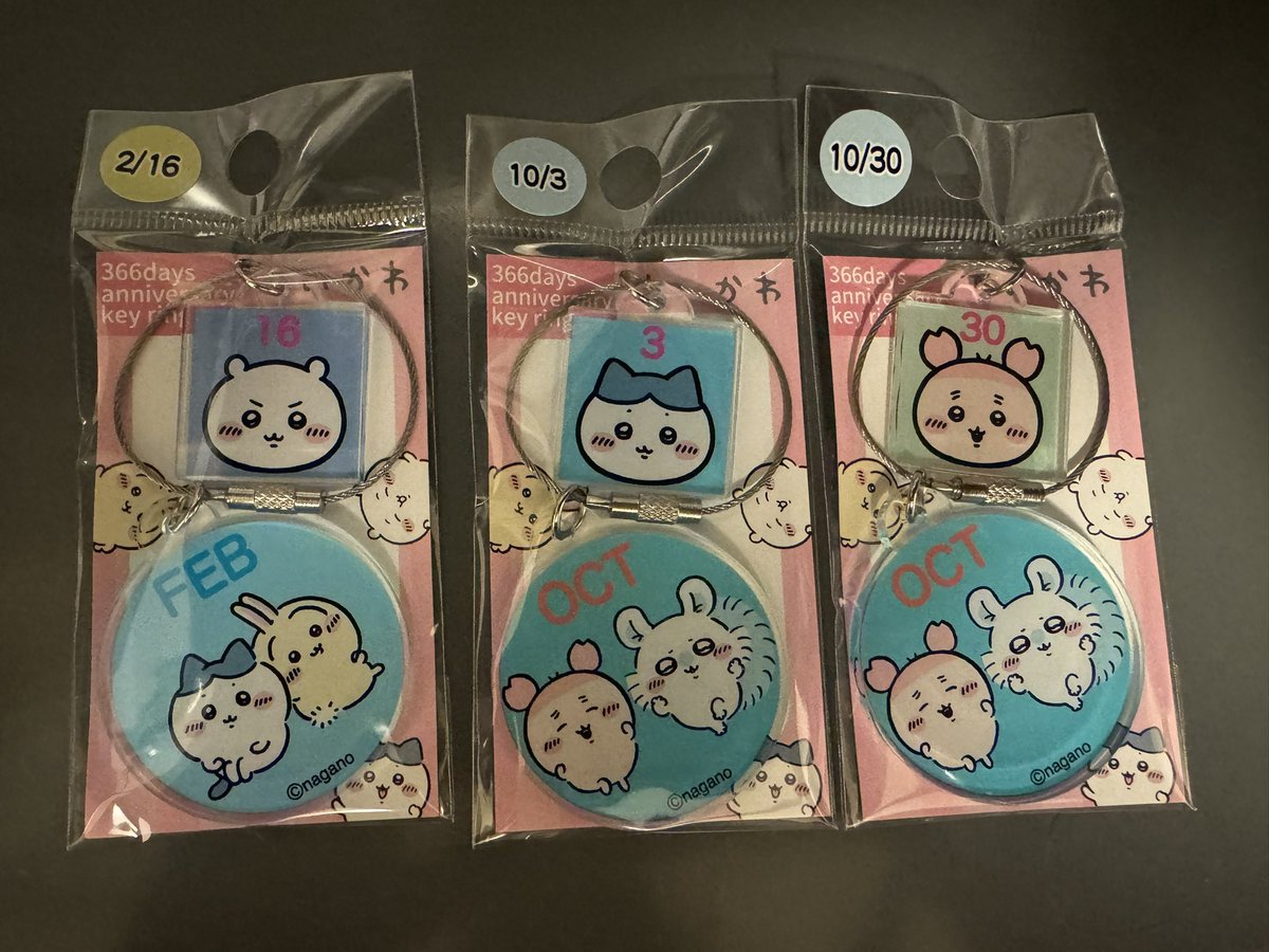 nkmtg's tweet photo. ちいかわのアニバーサリーキーリング、めちゃくちゃかわいい上に自分の誕生月が推しコンビのモモンガ＆古本屋さん，誕生日が推しコンビの片割れだったので買ってきた…！
���の二つは友達用。 https://t.co/dEFoJNwPiX