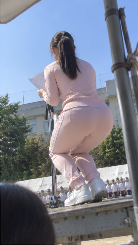 fshi_ai's tweet photo. 下がっていくマイクと一緒に体をくねらせちゃうマドンナ先生...。 https://t.co/njJaogcQdM