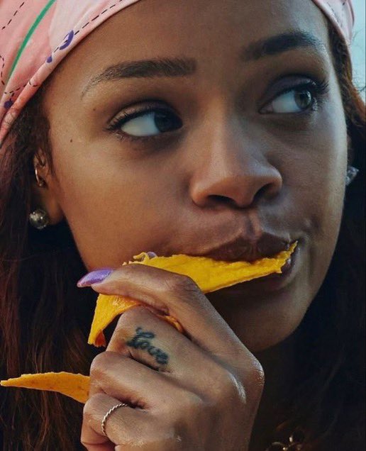 luanwantsu's tweet photo. Rihanna eating a mango in Hawaii, 2015 https://t.co/UK7rn5yBi5
