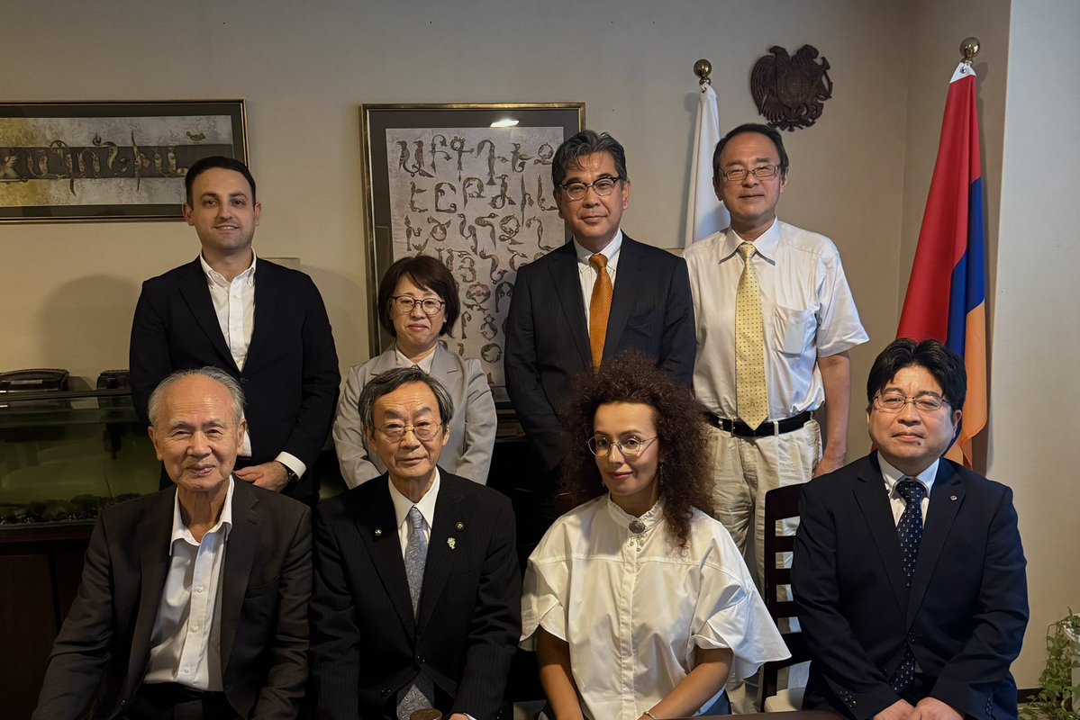 armenia_embassy's tweet photo. 山梨県韮崎市の内藤久夫市長を長とする代表団がご来館されました。大使シモニャンと、双方が関心を有する協力分野に加え、共同事業の実施可能性について意見交換が行われました。大使館と韮崎市は、長年にわたり友好関係を築いており、今後さらに関係を深化・拡大させる大きな可能性を有しています。 https://t.co/zjgD6m8ARv