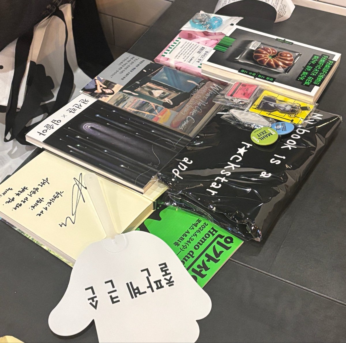 roll_404's tweet photo. 책을 사랑하는 척, 독서계를 가장한 책방치범이지만 열심히 읽어보려고 하는 20대 여성 입니다.

해외/국내 소설, 웹소설, 고전 등을 좋아하고, 간간히 시집도 읽습니다.
주로 판타지, sf, 추리, 스릴러, 장르를 좋아합니다!

#독서계_트친소 #독서계트친소 https://t.co/18HMhkRqpY