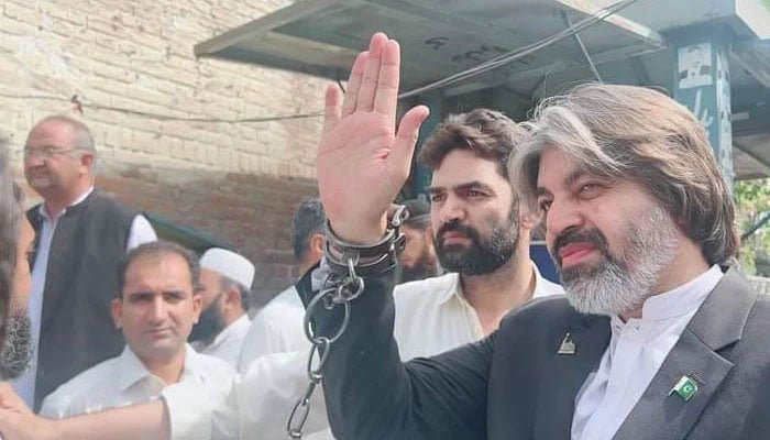 b534a96a3bc044b's tweet photo. بی بی، یہ ہیں علی محمد خان!
انہوں نے اتنا طویل عرصہ جیل میں صرف عمران خان کے لیے اور اپنے سیاسی مؤقف پر قائم رہتے ہوئے گزارا۔ جبران الیاس کی طرح ملک سے نہیں بھاگے، بلکہ مشکل وقت میں پاکستان میں رہ کر عمران خان اور ان کے نظریے کا دفاع کرتے رہا https://t.co/yDL3YDmFVF