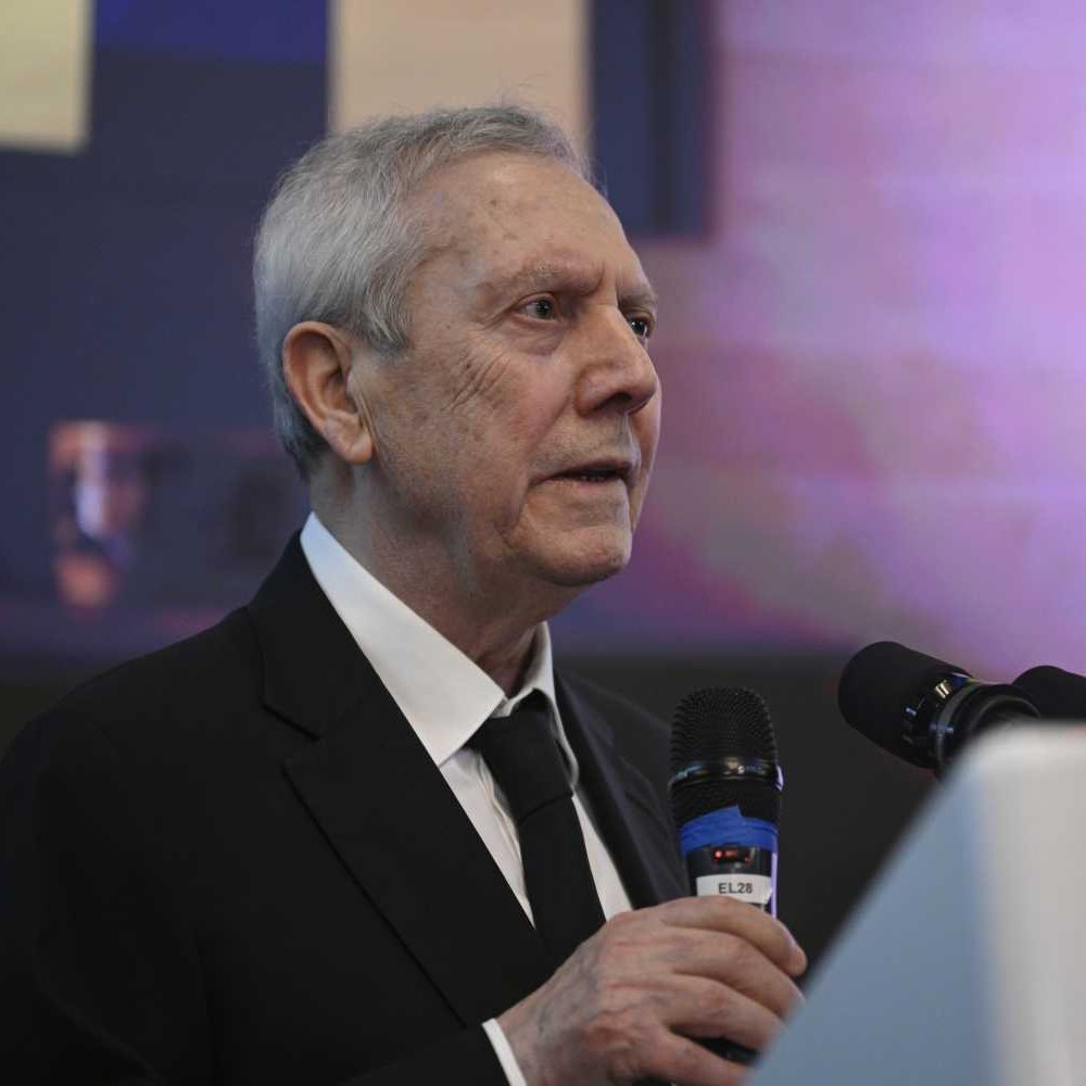 TekYolFener's tweet photo. Aziz Yıldırım: "Ocak ayına kadar minimum puan kaybıyla gidersek ara transfer döneminde gerekli takviyeleri de yaparız. Sezon sonunda şampiyon olacağımıza dair inancımız tam. Takım henüz hazır değil, hazır olacak. Bu takım tutacak. Sahamızda Beşiktaş'a yenilmiş olabiliriz ama deplasmanda Beşiktaş'ı yenebiliriz. 26 Ekim'de sahasında Galatasaray'ı yeneceğiz, bugünden söylüyorum." (Yeni Açık)