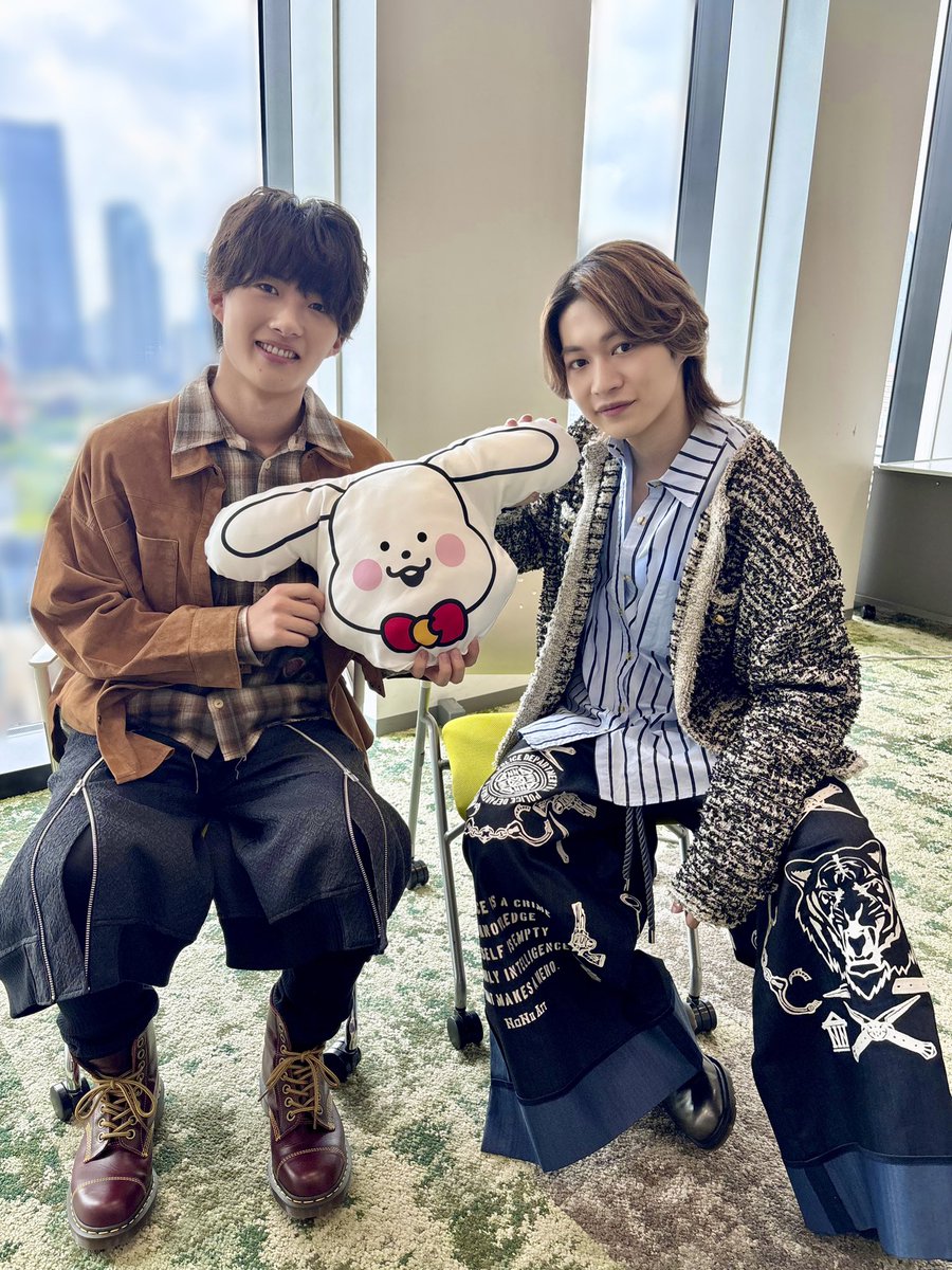 jr_official_X's tweet photo. 明日の朝05:00から放送の
『 #おはよう朝日です 』にB&amp;ZAIより
#今野大輝 と #稲葉通陽 がVTR出演します🌈

主演舞台「 ぼくのドラゴンがごはんを食べない!! 」の魅力をお届け💭

関西の皆さま、ぜひご覧ください💛🩷

#おは朝
#BandZAI https://t.co/pf37jrFWz9