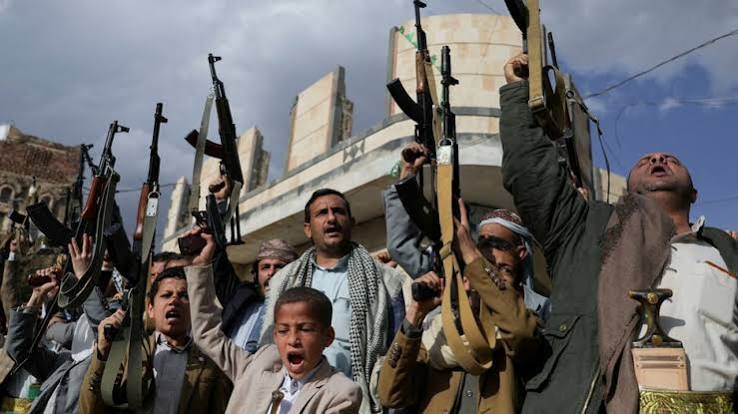 Malbrunot's tweet photo. Après avoir rencontré, il y a plusieurs mois, des dirigeants du Hamas palestinien, des responsables américains ont rencontré des représentants des Houthis du Yémen à Oman ce week-end, révèle l'agence Reuters, citant cinq sources proches du dossier.
Lors de cette réunion, qui, selon une source, a eu lieu dimanche, les Houthis ont déclaré aux responsables américains qu’ils n’avaient aucune intention d’attaquer des navires américains et qu’ils s’engageaient à respecter le cessez-le-feu de 2025 conclu avec les États-Unis, ont indiqué deux sources.

L’une de ces sources, un Yéménite, a précisé que la milice avait également affirmé qu’elle n’attaquerait pas
les navires israéliens ni aucun navire commercial, à l’exception de ceux appartenant à l’Arabie saoudite.

Cette rencontre, qui n’a pas été rendue publique, s’est tenue à l’ambassade des États-Unis à Mascate, ont indiqué trois de ces sources sous couvert d’anonymat. Deux d’entre elles ont précisé que le gouvernement omanais, médiateur régional de longue date, avait contribué à l’organisation de cette rencontre.

L’administration Trump a désigné les Houthis comme « organisation terroriste étrangère » en mars 2025, érigeant ainsi en infraction pénale tout soutien apporté à ce groupe. Mais Washington a depuis négocié avec eux, parvenant à un cessez-le-feu en mai dernier après avoir bombardé le groupe pendant deux mois afin de mettre un terme à une campagne d’attaques contre le trafic maritime en mer Rouge.

Le président Donald Trump a déclaré samedi que les Houthis avaient contacté son administration par téléphone pour demander aux États-Unis de ne pas s’immiscer dans la guerre au Yémen. Le vice-président JD Vance a déclaré lundi que les États-Unis étaient en contact direct avec le groupe, sans donner plus de détails.

L’une de ces sources a indiqué que la délégation houthiste comprenait un haut responsable basé à Mascate et soumis à des sanctions américaines, Mohammad Abdulsalam. 
Une autre source a confirmé la présence d’Abdulsalam ainsi que celle d’un autre haut responsable houthiste, Abdelmalik al-Ajiri.
Interrogé sur la question de savoir si les États-Unis avaient rencontré les Houthis à Oman, un porte-parole du Département d’État n’a pas confirmé cette rencontre, mais a déclaré que la sauvegarde de la liberté de navigation en mer Rouge et la prévention de l’exportation du terrorisme depuis le Moyen-Orient constituaient des intérêts fondamentaux des États-Unis.
#Houthis