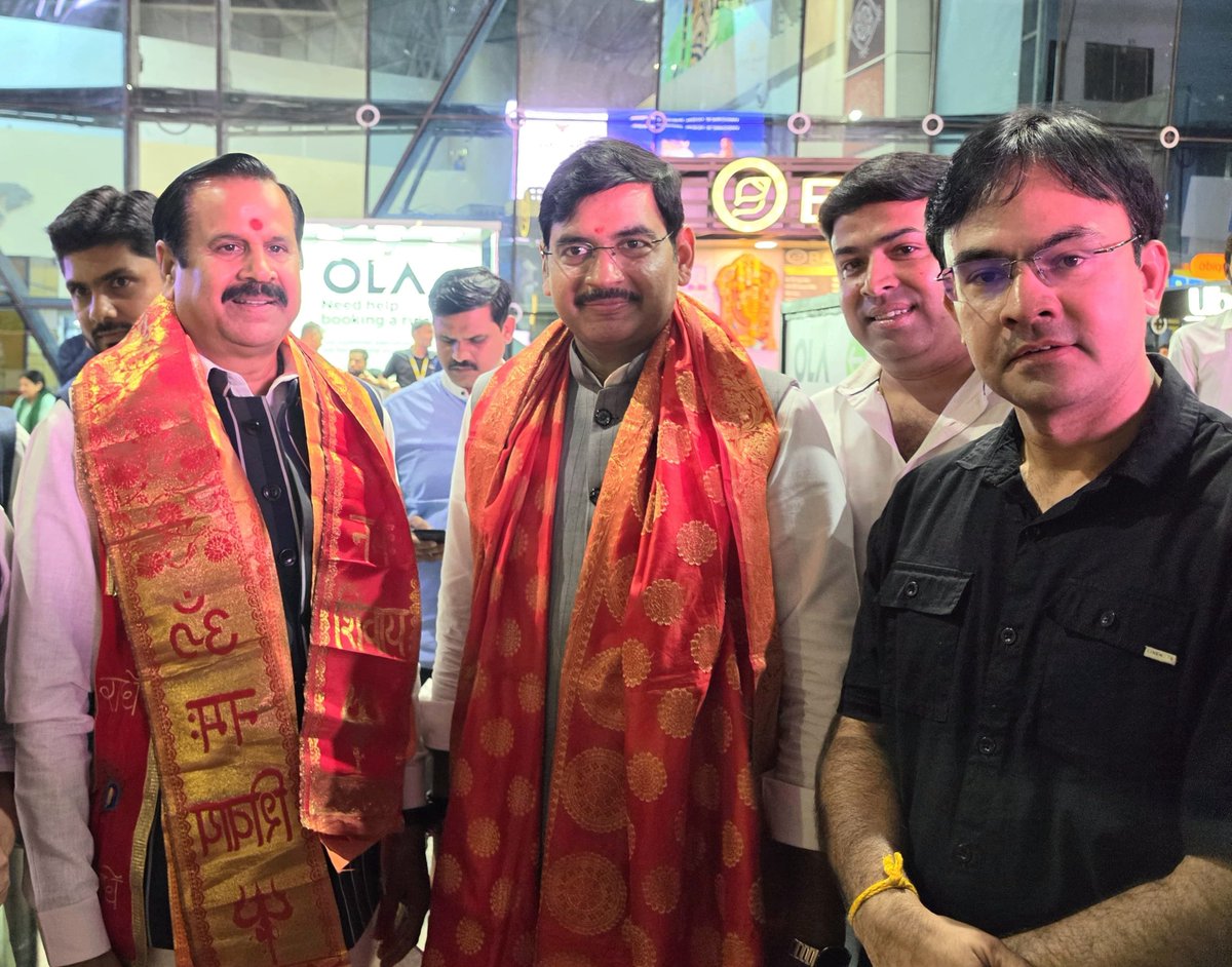 Ashish_HG's tweet photo. 📍इंदौर विमानतल

आत्मीयजनों से मिले स्नेह व अपनत्व के लिए हृदय से आभार। 🙏 https://t.co/KgukAbvKjD