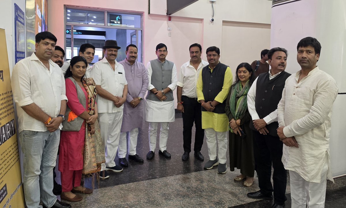 Ashish_HG's tweet photo. 📍इंदौर विमानतल

आत्मीयजनों से मिले स्नेह व अपनत्व के लिए हृदय से आभार। 🙏 https://t.co/KgukAbvKjD