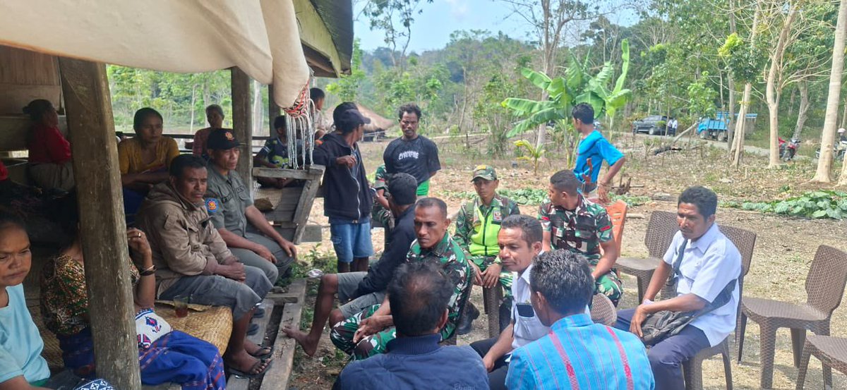 Kodam9Udayana's tweet photo. Dandim 1613/Sumba Barat Hadir Melayat di Rumah Duka Korban Penembakan, Imbau Warga Tetap Tenang
#KodamIXUdayana #TNIAD #Kodim1613SumbaBarat #TNIpolri #SinergiTNIPolri #SumbaBarat #NTT #Keamanan #Kondusif #TNIUntukRakyat #TNIPRIMA #TNIADPrima https://t.co/yagdN9PWV1