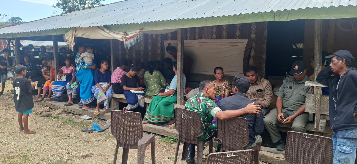 Kodam9Udayana's tweet photo. Dandim 1613/Sumba Barat Hadir Melayat di Rumah Duka Korban Penembakan, Imbau Warga Tetap Tenang
#KodamIXUdayana #TNIAD #Kodim1613SumbaBarat #TNIpolri #SinergiTNIPolri #SumbaBarat #NTT #Keamanan #Kondusif #TNIUntukRakyat #TNIPRIMA #TNIADPrima https://t.co/yagdN9PWV1