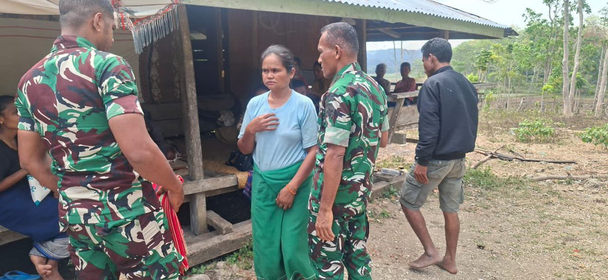 Kodam9Udayana's tweet photo. Dandim 1613/Sumba Barat Hadir Melayat di Rumah Duka Korban Penembakan, Imbau Warga Tetap Tenang
#KodamIXUdayana #TNIAD #Kodim1613SumbaBarat #TNIpolri #SinergiTNIPolri #SumbaBarat #NTT #Keamanan #Kondusif #TNIUntukRakyat #TNIPRIMA #TNIADPrima https://t.co/yagdN9PWV1