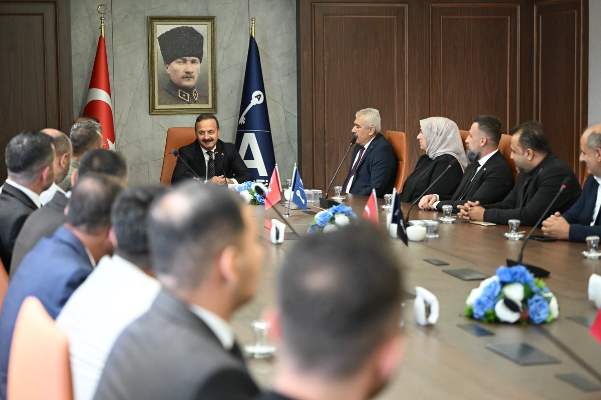 anahtarparti's tweet photo. Genel Başkanımız Sayın Yavuz Ağıralioğlu, Osmaniye İl Başkanımız Sayın Mehmet Aslan ve beraberindeki heyeti genel merkezimizde kabul etti.

Görüşmede Osmaniye'de sürdürülen teşkilat çalışmalarımız ve saha faaliyetlerimiz değerlendirildi. https://t.co/ciEWF19Nvs