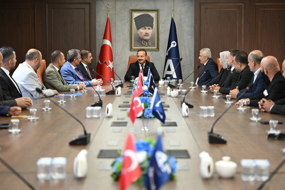 anahtarparti's tweet photo. Genel Başkanımız Sayın Yavuz Ağıralioğlu, Osmaniye İl Başkanımız Sayın Mehmet Aslan ve beraberindeki heyeti genel merkezimizde kabul etti.

Görüşmede Osmaniye'de sürdürülen teşkilat çalışmalarımız ve saha faaliyetlerimiz değerlendirildi. https://t.co/ciEWF19Nvs