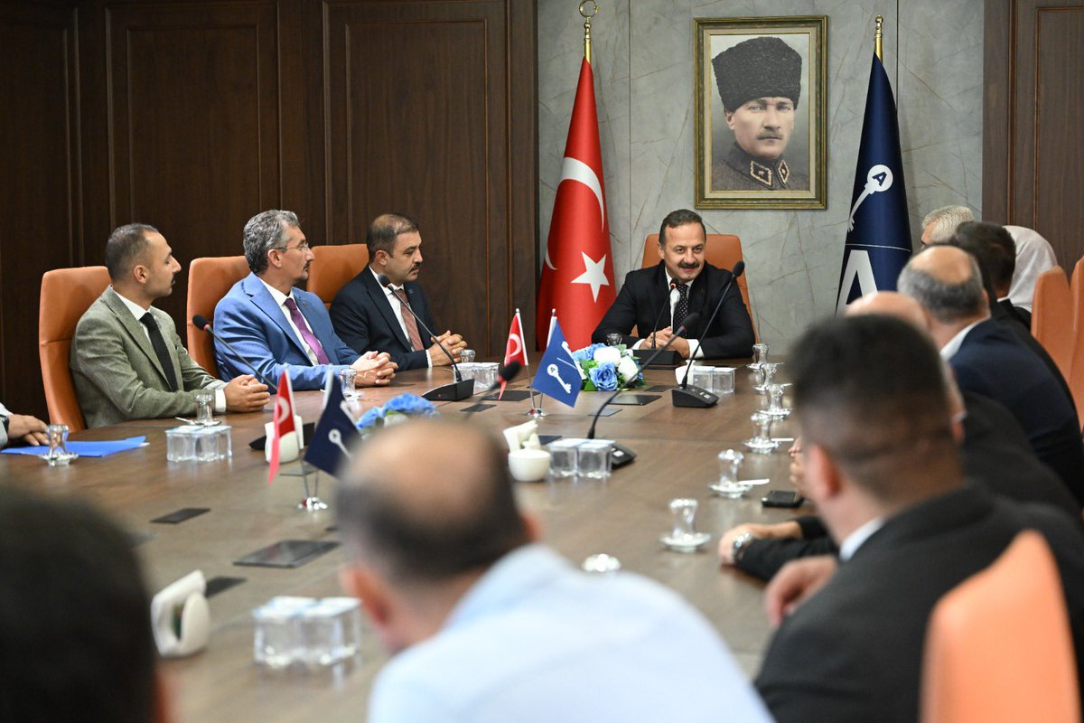 anahtarparti's tweet photo. Genel Başkanımız Sayın Yavuz Ağıralioğlu, Osmaniye İl Başkanımız Sayın Mehmet Aslan ve beraberindeki heyeti genel merkezimizde kabul etti.

Görüşmede Osmaniye'de sürdürülen teşkilat çalışmalarımız ve saha faaliyetlerimiz değerlendirildi. https://t.co/ciEWF19Nvs