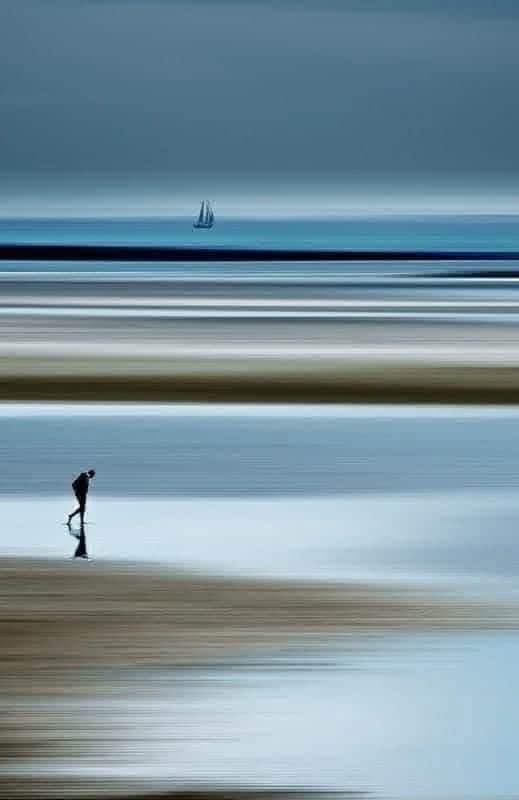 Paroles_auteurs's tweet photo. "Je suis en paix avec ma solitude. 
Je chemine à mon rythme, concentré sur mes rêves, porté tantôt par une énergie débordante, tantôt par un calme profond. Parfois, l'envie me prend de partir, de voir le monde, de croiser des visages inconnus. D'autres fois, je préfère rester chez moi, à ne rien faire d'autre qu'exister, simplement.
Peu m'importe si le téléphone reste muet, si personne n'écrit. Je n'attends rien de personne. Ce qui m'importe vraiment, c'est la sérénité que j'ai su construire, cette paix rare et précieuse qui emplit mes jours. Je ne cours après personne, je ne réponds à personne. Mon cœur ne quémande plus.
Si un jour quelqu'un entre dans ma vie, il ou elle devra être à la hauteur de ce trésor de tranquillité que je possède. Car j'ai appris à m'aimer suffisamment pour savoir que ma paix vaut plus que n'importe quelle présence passagère."
Emmanuel Zavala, À l'aise avec ma solitude
