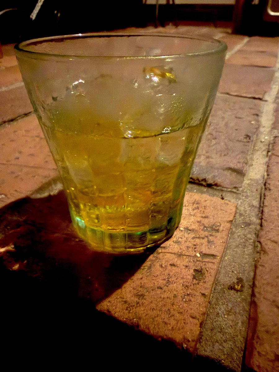 mecherry_live's tweet photo. ビールもなぁ、ハイボールもなぁ、焼酎もなんかなぁ、って夜を迎えてましたがこの子のおかげでぶち上がりました☝️☝️

R5年5月に近所の婆様に大量に頂いた梅を、さてどうすっぺって悩みながら自分らで漬けたブランデーベースの梅酒🥃

ごめんな、在るの気付いてたけど今になっちゃったよ。 https://t.co/uKv0Tsqd4w