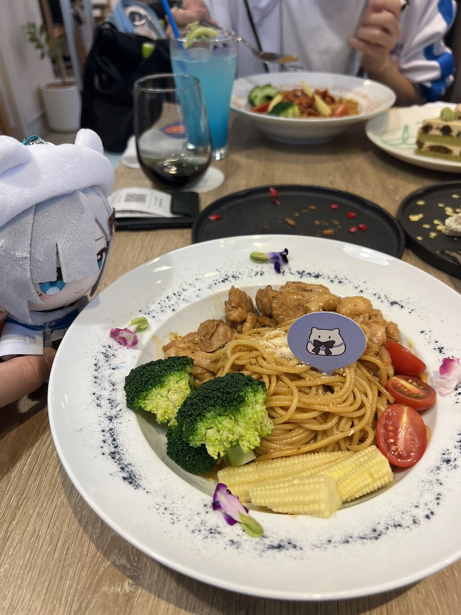 densan020404's tweet photo. すーちゃん すーちゃん！
うまいだよこれ！辛いけどwww
#おいすーみれ #花芽すみれ https://t.co/CNhBbi3uUG