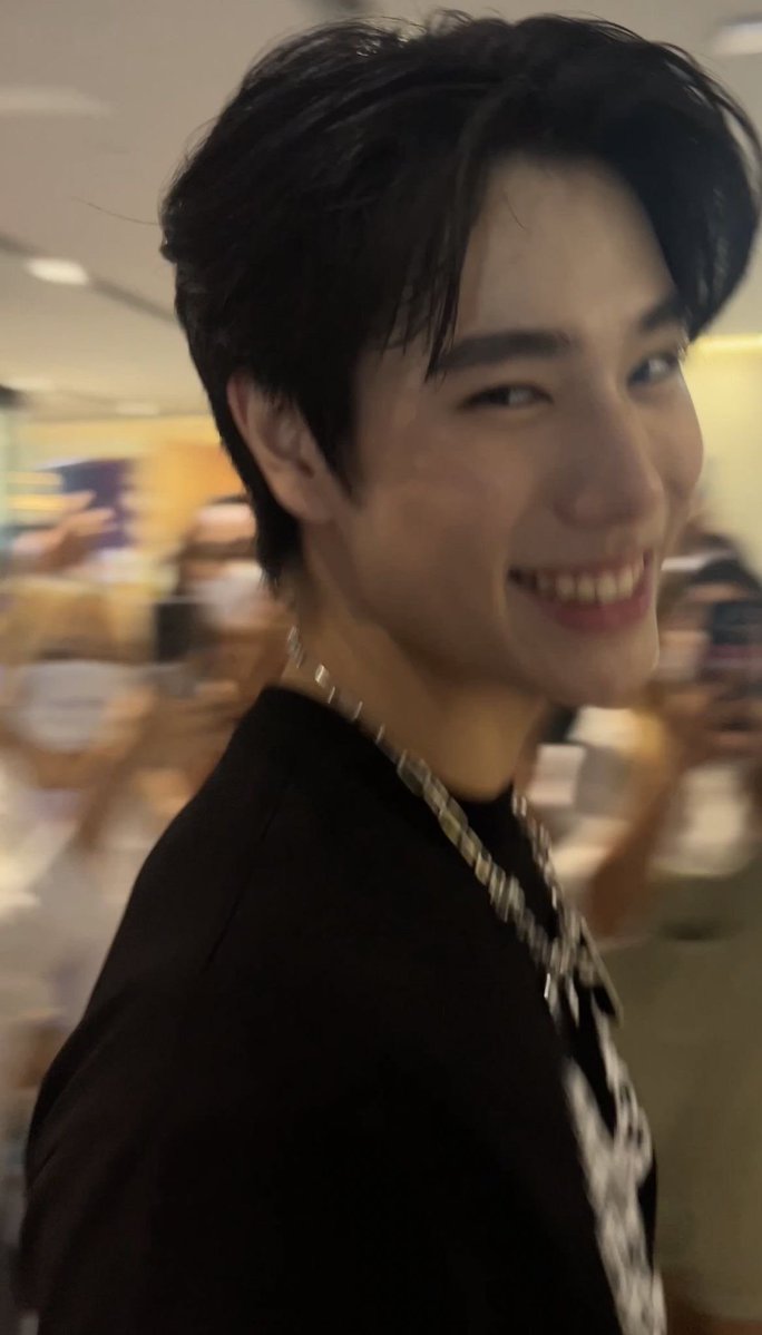 _phuwink's tweet photo. i have an unhealthy attachment to this genre of phuwin pictures https://t.co/2gilUuTGec