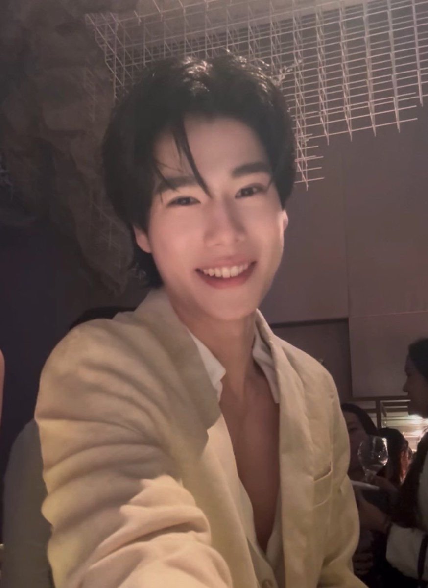_phuwink's tweet photo. i have an unhealthy attachment to this genre of phuwin pictures https://t.co/2gilUuTGec