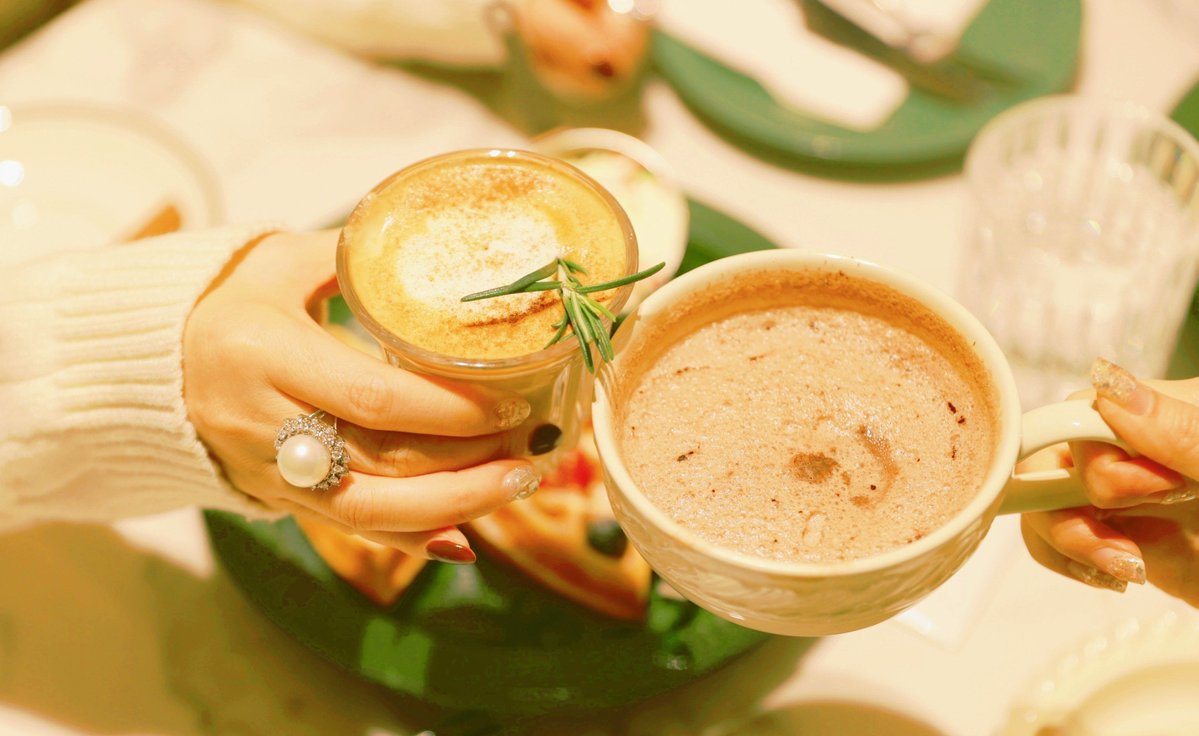 VfOa20F6jqnzH7R's tweet photo. Just had a small chat with my old bestie for 2 hours—now my heart feels all warm and fuzzy, like holding a cup of hot cocoa on a cold day https://t.co/r3EhIbAemR