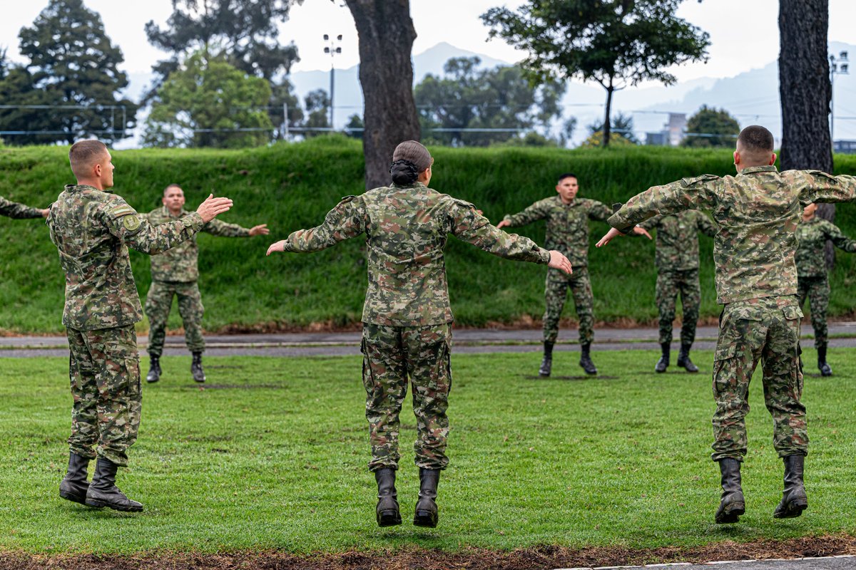 ESMIC_EJC's tweet photo. Fuerza, coordinación, flexibilidad y control corporal. A través de la gimnasia, los cadetes de la #ESMIC fortalecen sus      capacidades físicas y desarrollan disciplina, concentración y confianza      para superar nuevos retos. #EducaciónMilitar https://t.co/Ez2MQo5v2i