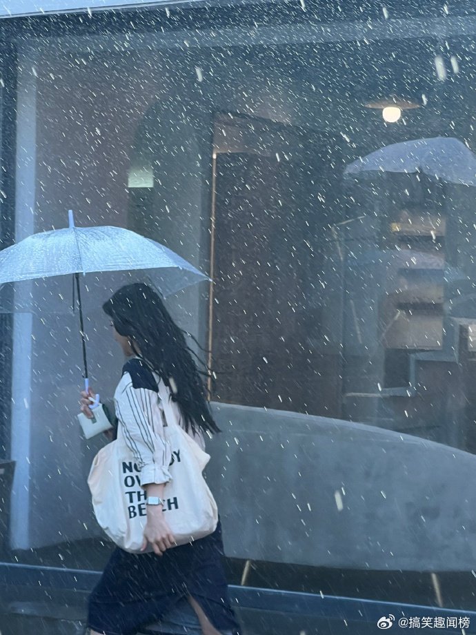 LisetteManin's tweet photo. A stranger held the café door for me in the rain, pressed a warm croissant into my hands when I fumbled for my wallet, and just smiled—no words needed. Restored a tiny bit of my day and all my faith in random kindness. https://t.co/1kL9AsBrP5