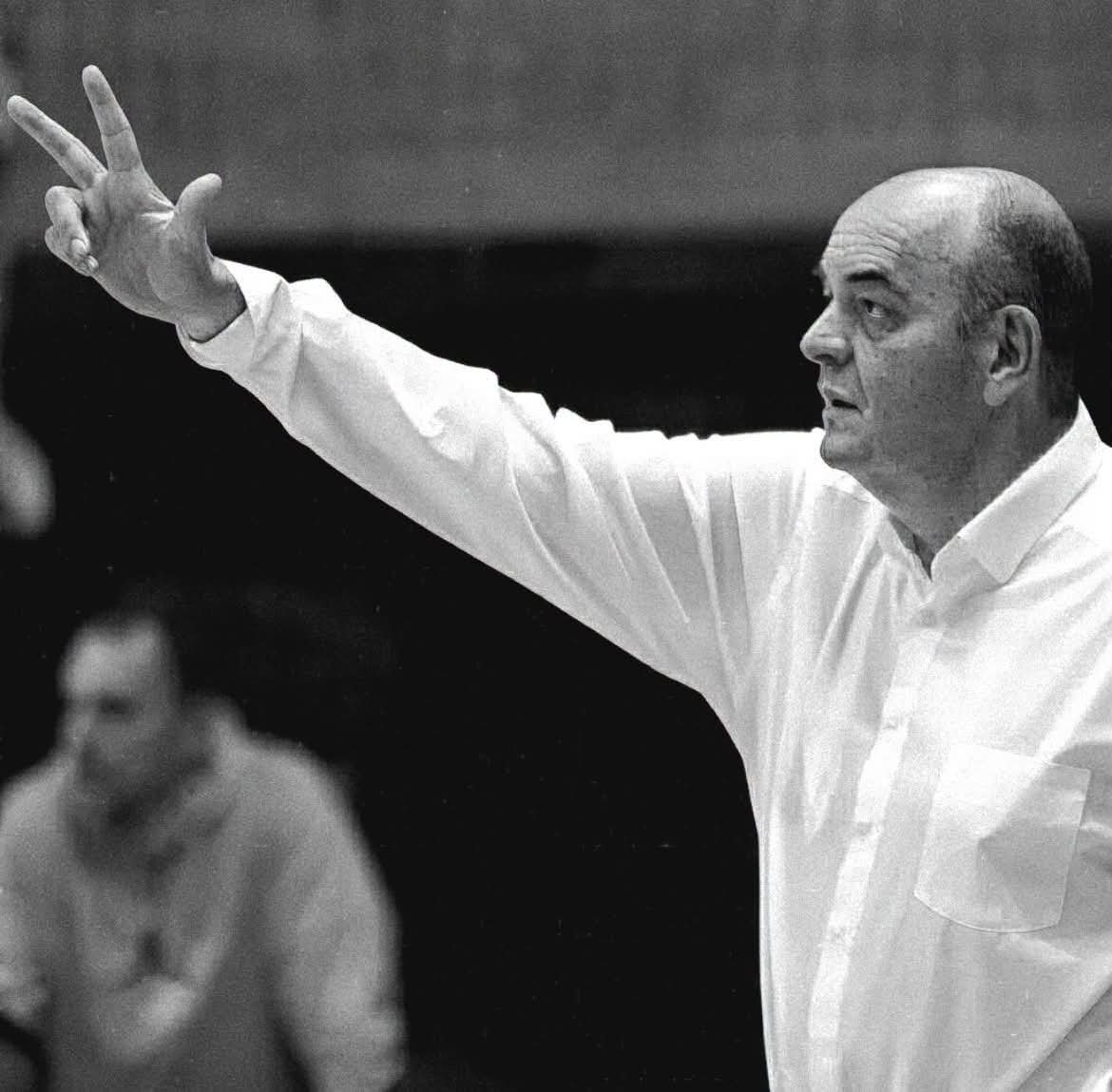 Milorad71's tweet photo. Дуле, дај нам знак за кога да  гласамо!
@PartizanBC

Дуле: https://t.co/BsqA7Uv8sF
