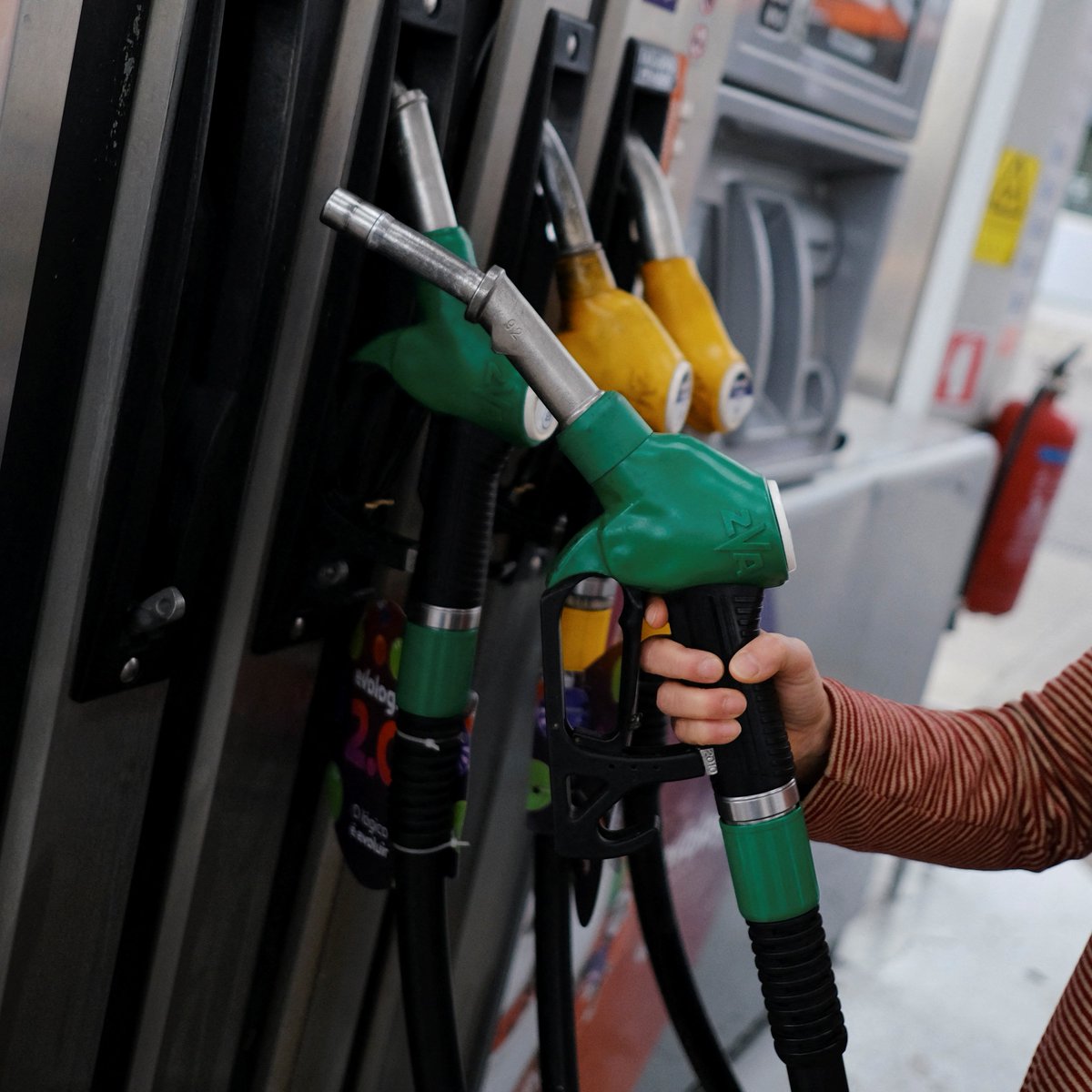 bosunatiklama's tweet photo. Motorinin litresine yarından itibaren geçerli olmak üzere 4.68 TL zam geldi.

▬ Motorin, Cumhuriyet tarihinde ilk kez 100 TL'yi aşacak.

▬ İstanbul'da 100.27 TL'ye, 
▬ Ankara'da 101.37 TL'ye, 
▬ İzmir'de 101.66 TL'ye yükselecek. https://t.co/D0siOoYIDS