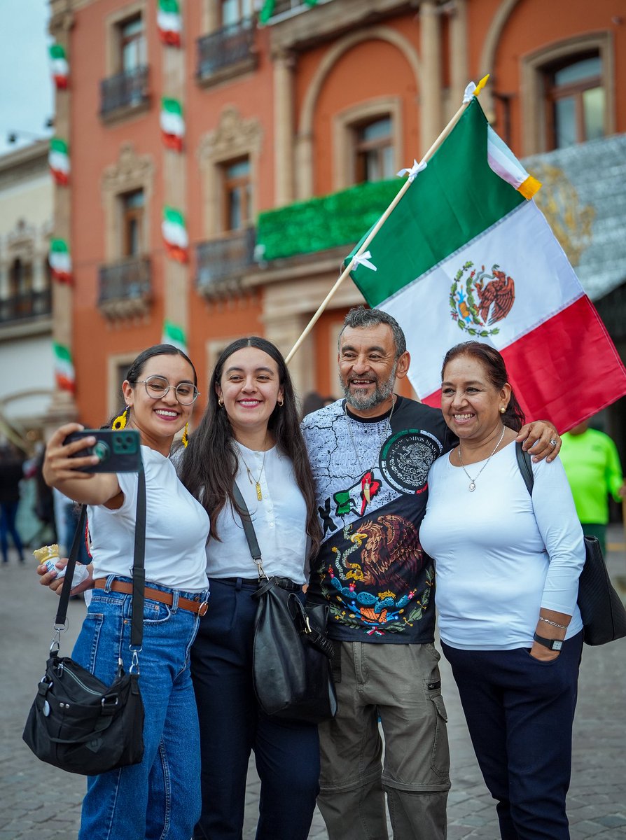 municipio_leon's tweet photo. 🇲🇽 🎉Más de 40 mil leonesas y leoneses llenaron el Centro Histórico para celebrar el 216 aniversario del inicio de la Independencia de México. ¡Viva León 🦁 Viva México! 🇲🇽👏

👉🏻 https://t.co/WsPFNlS6gZ https://t.co/5bynlXR3Gb