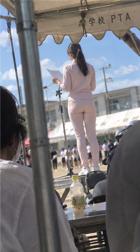 fshi_ai's tweet photo. 下がっていくマイクと一緒に体をくねらせちゃうマドンナ先生...。 https://t.co/njJaogcQdM