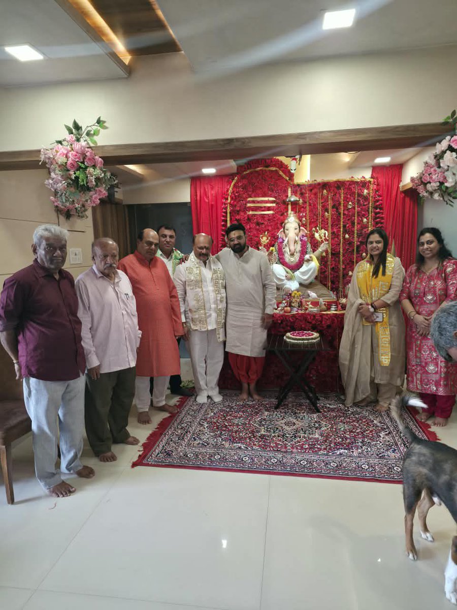 SangoreDr's tweet photo. गणेश चतुर्थीच्या पावन पर्वानिमित्त श्री. मितेश प्रजापती यांच्या घरी भेट दिली. यावेळी श्री गणरायाचे दर्शन घेऊन बाप्पाच्या चरणी नतमस्तक होत आशीर्वाद घेतले.

#GaneshChaturthi #GanpatiDarshan #GanpatiBappa #DrShilpaSangore https://t.co/DtpJ3Lkggz