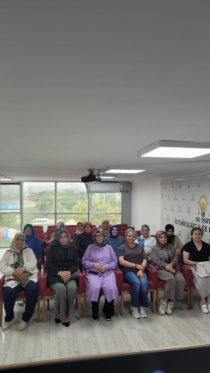 etimesgutkadn1's tweet photo. Haftalık olağan yönetim kurulu toplantımızı, İlçe Kadın Kolları Başkanımız Sn. Nurhan Bayhan, İlçe Koordinatörümüz Sn. Hümeyra Aksoy ve kıymetli birim başkanlarımızın katılımlarıyla gerçekleştirdik.
Teşkilat çalışmalarımızı değerlendirdiğimiz bir toplantı oldu. https://t.co/wr5yNXJH00
