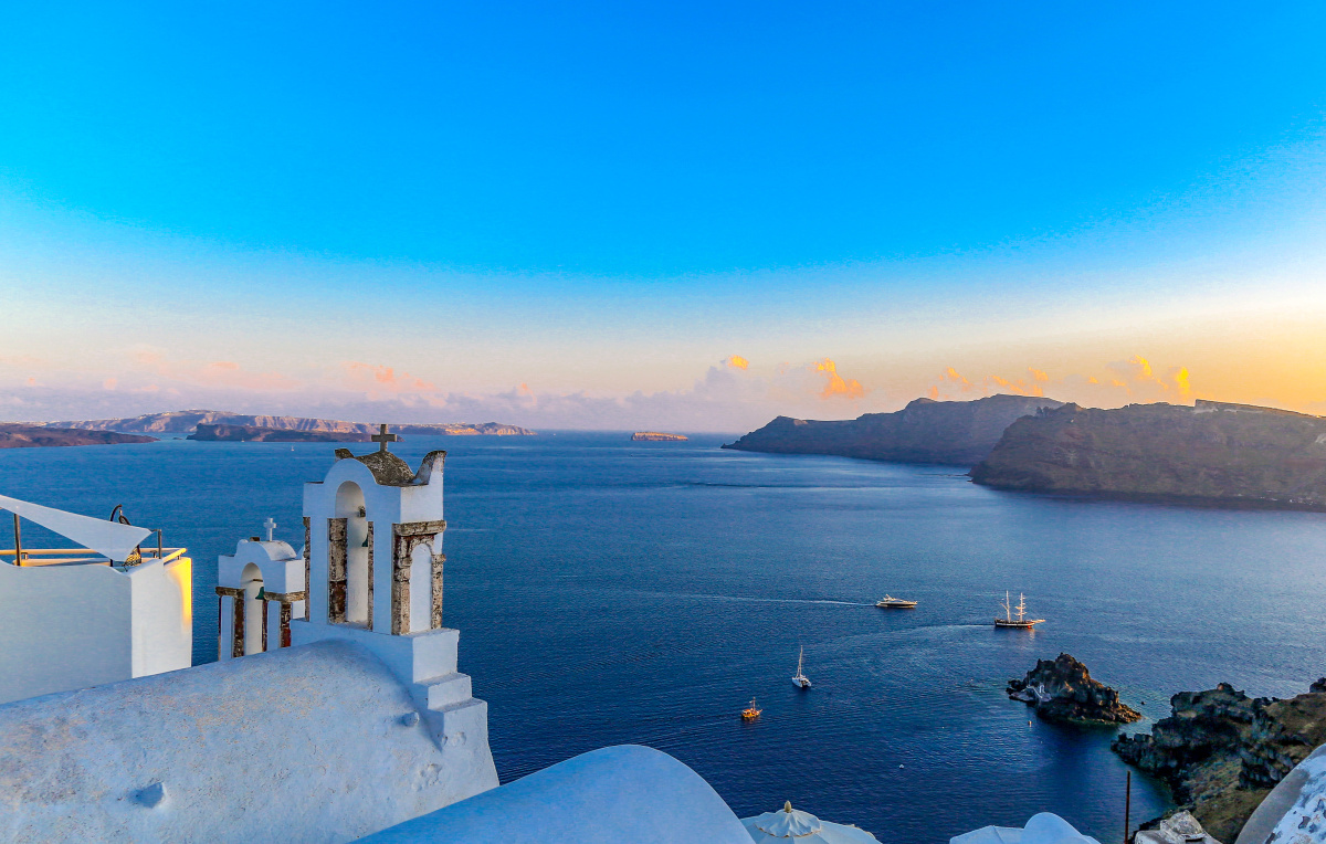naortiz5's tweet photo. Just spent the day chasing golden hour along Santorini’s white cliff edges—sunset painting the Aegean pink, every breeze smelling like jasmine, and zero rush. This is the kind of slow, perfect magic travel’s all about. https://t.co/WBVCS7DVeU