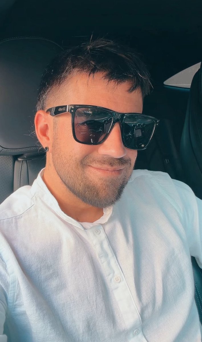 Grassitastic's tweet photo. qué bien se le ve esa camisa https://t.co/qm9lvRoJSc